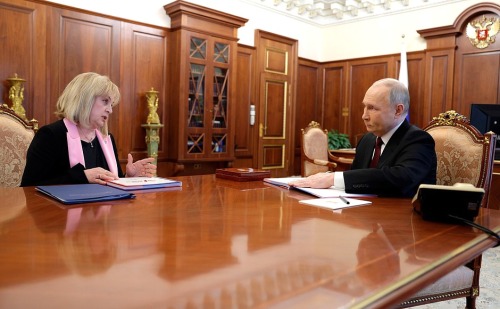 Поздравляем: Элла Александровна Панфилова вручила удостоверение Президента России Владимиру Владимировичу Путину.